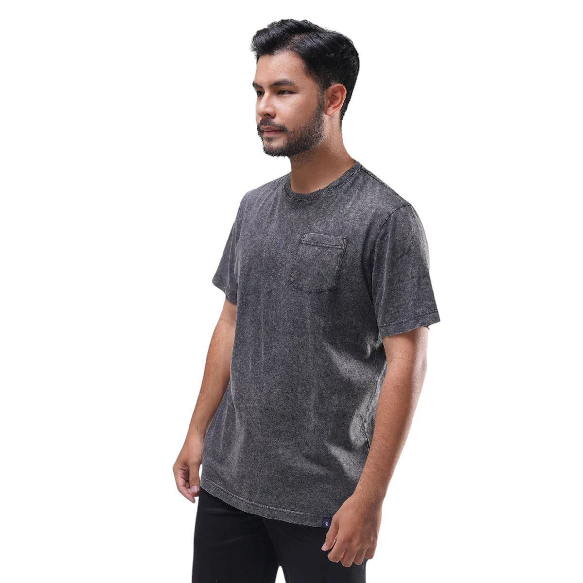 Reacher Europe Pataya T-shirt in grijs met antieke wassing, borstzak en relaxte pasvorm gedragen door een model