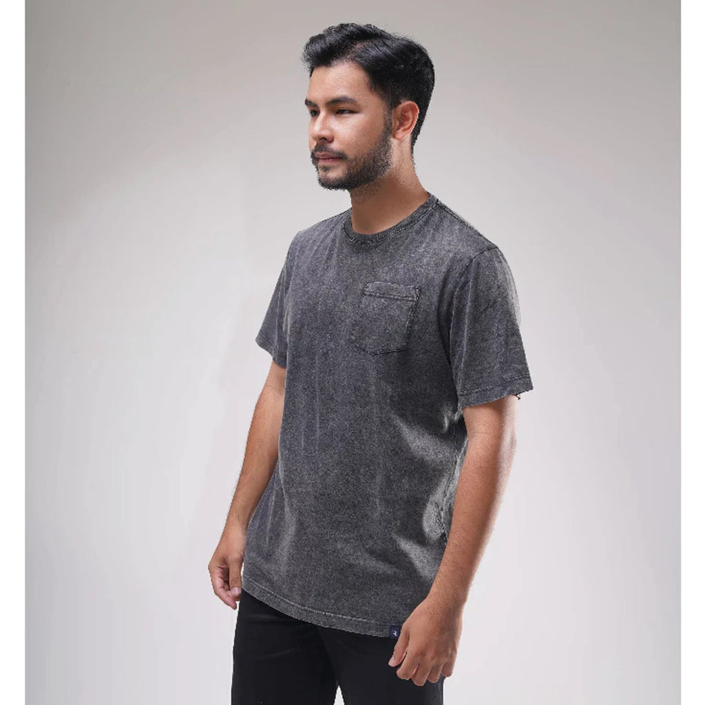 Reacher Europe Pataya T-shirt in grijs met antieke wassing, borstzak en comfortabele pasvorm gedragen door een model.