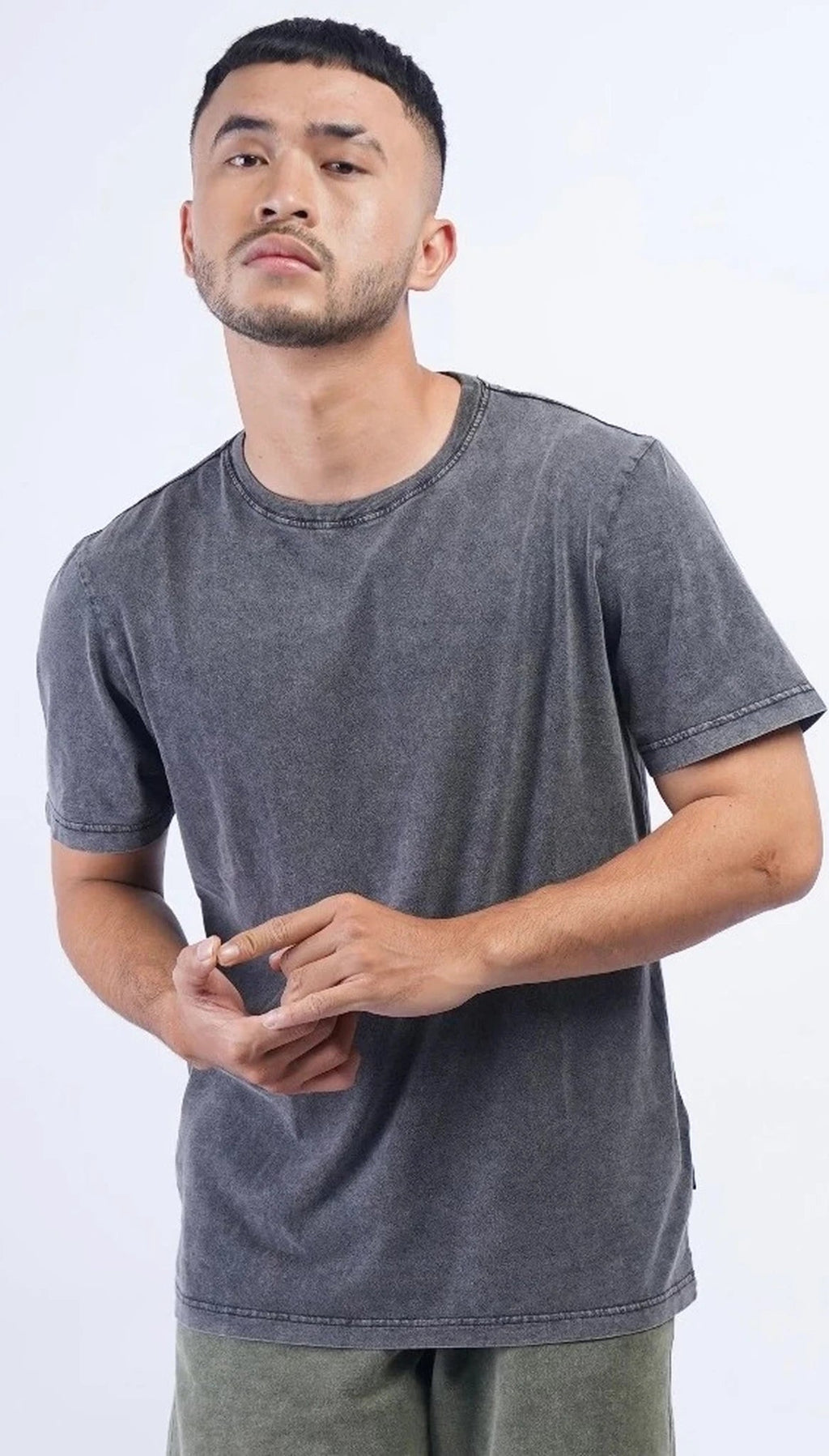 Model draagt een grijs Reacher Europe Paris T-shirt van 100% katoen met een vintage antieke wassing.