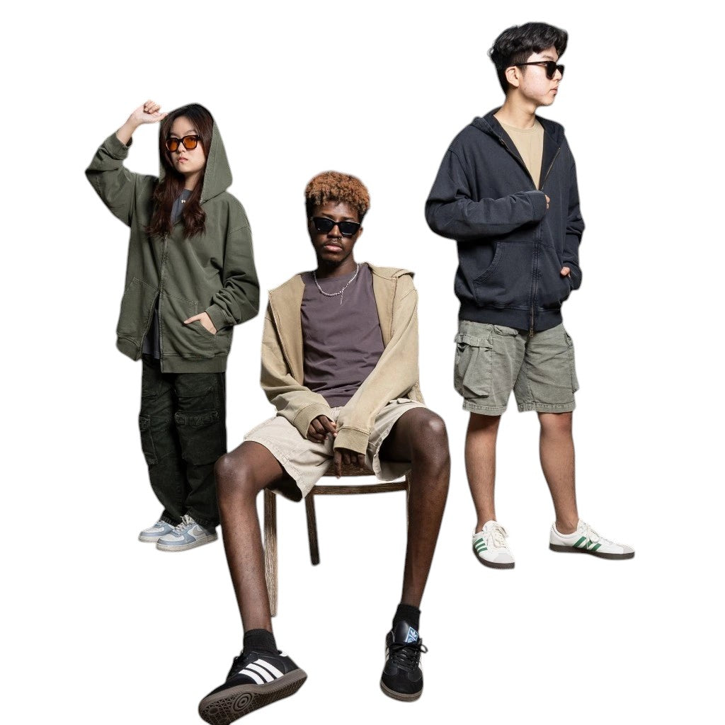 Drie modellen dragen Reacher Europe Sunderland hoodies in olijfgroen, beige en antraciet met een vintage wassing.