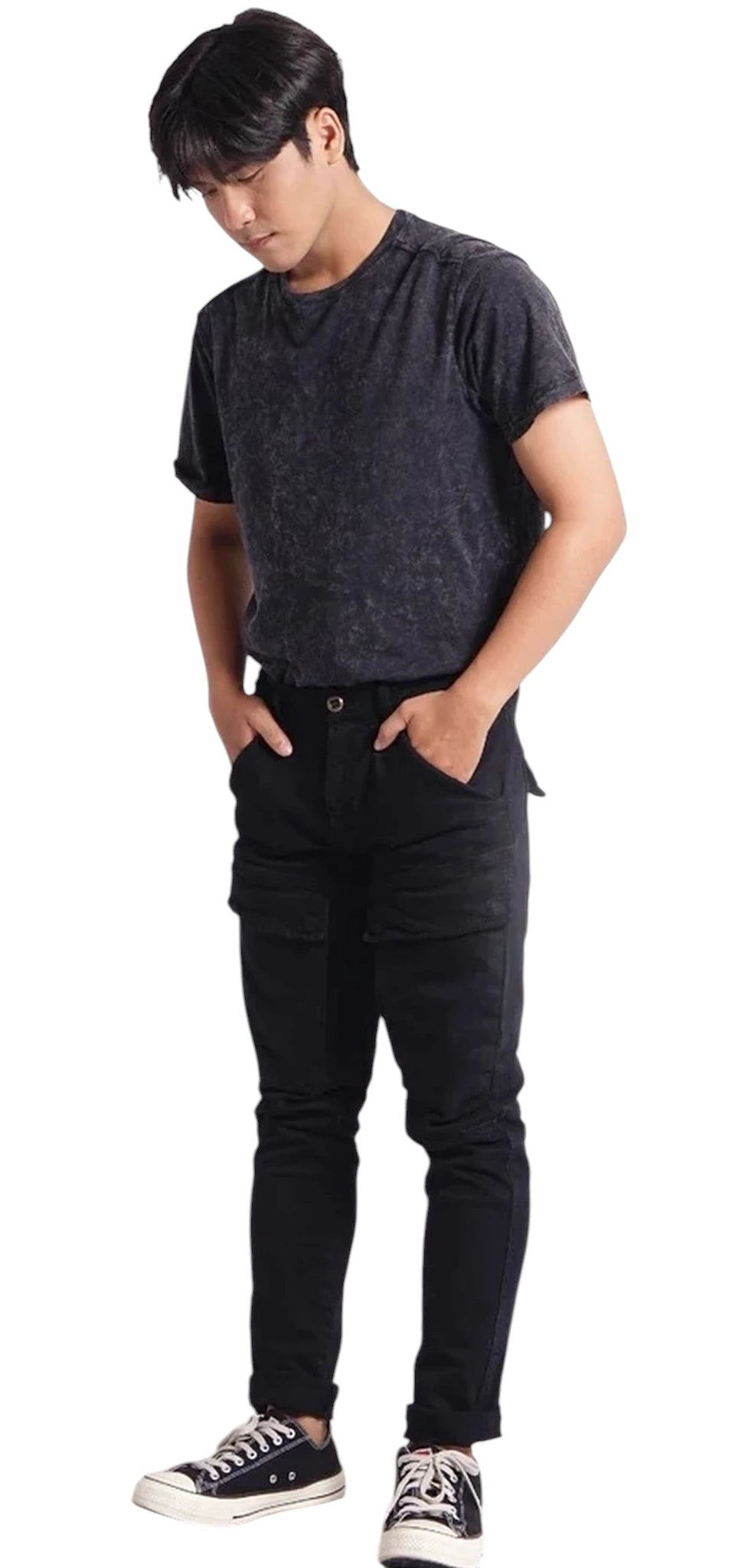 Model draagt een zwarte Reacher Europe New York cargobroek met cargozakken en stretch voor een comfortabele streetwear look