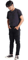 Model draagt een zwarte Reacher Europe New York cargobroek met cargozakken en stretch voor een comfortabele streetwear look