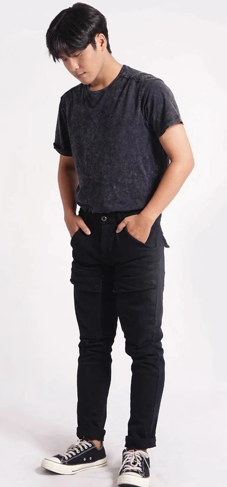 Reacher Europe zwarte cargobroek met cargozakken en kniestiksels, gedragen door een model in een casual streetwear outfit.