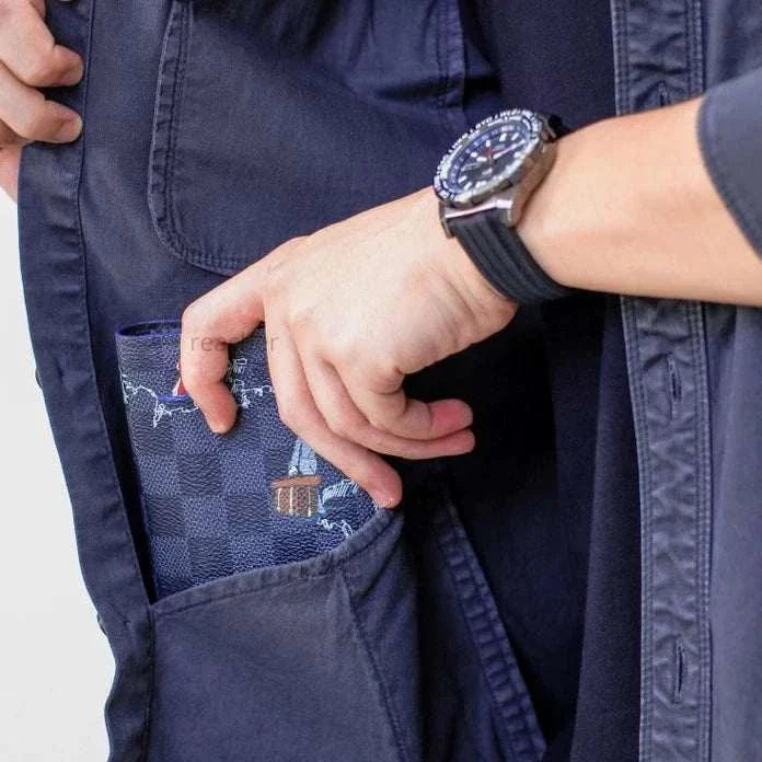 Reacher® Hemd Istanbul binnenzak met navy blauwe stof en hand met horloge.