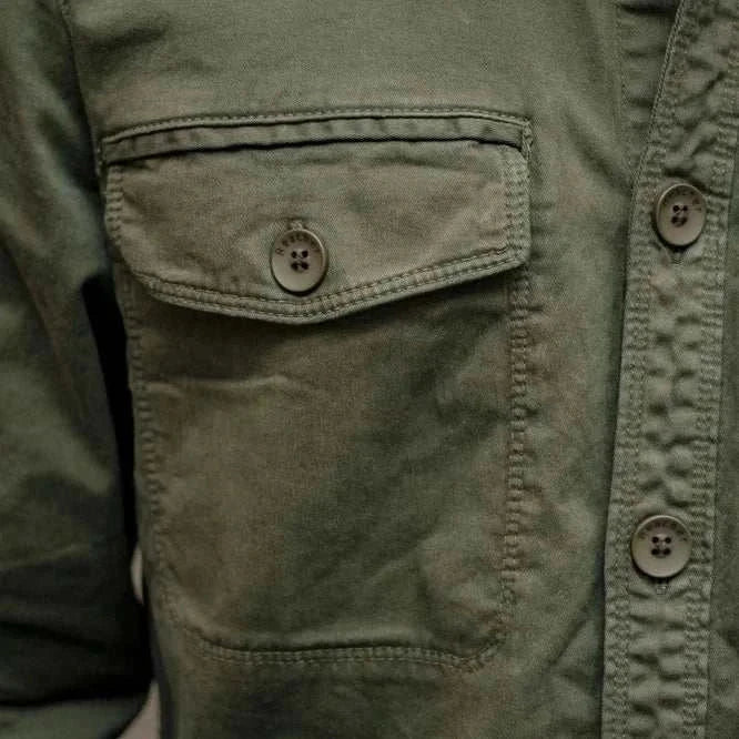 Reacher® Hemd Istanbul close-up van groen katoenen overhemd met knoopzak en knopen in casual stijl